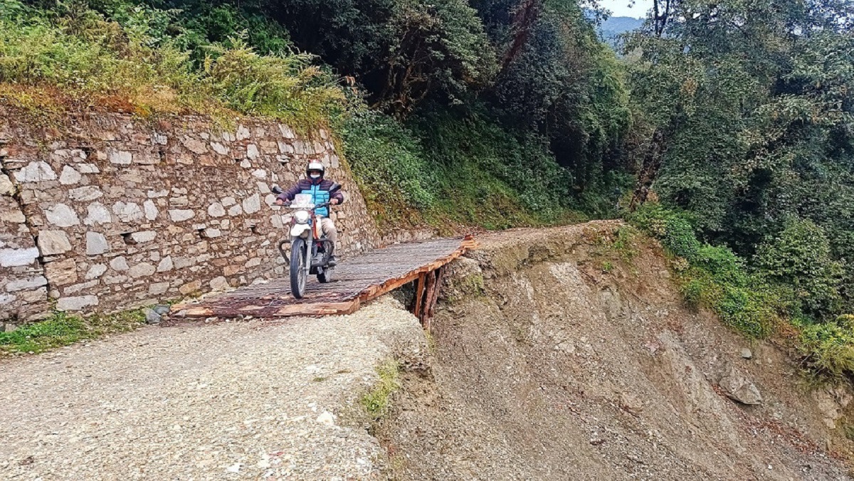 पोखरेबगर-चित्रे सडक मर्मत नहुँदा पर्यटकलाई सास्ती