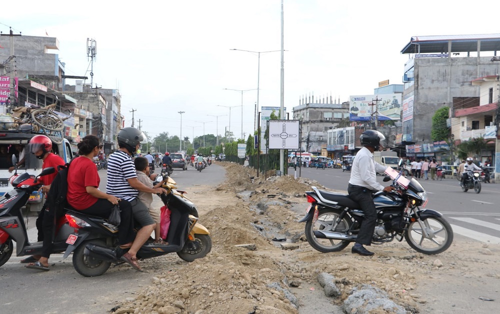 खनिएका सडक नबन्दा सास्ती