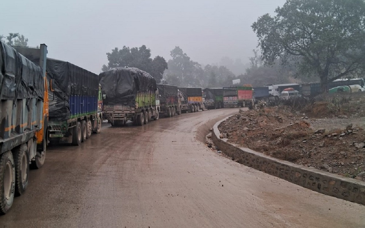 अवरुद्ध पूर्व-पश्चिम राजमार्गको दाउन्ने खण्ड एकतर्फी सञ्चालन