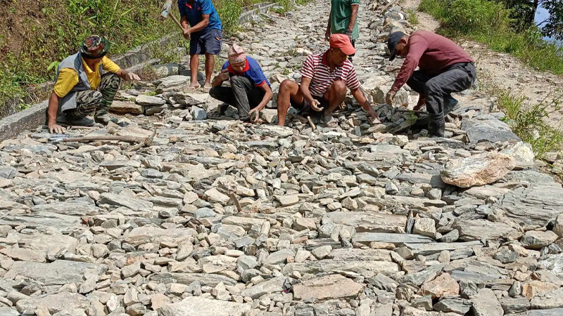 ठेकेदारले अलपत्र पारेको सडक श्रमदान गरेर मर्मत