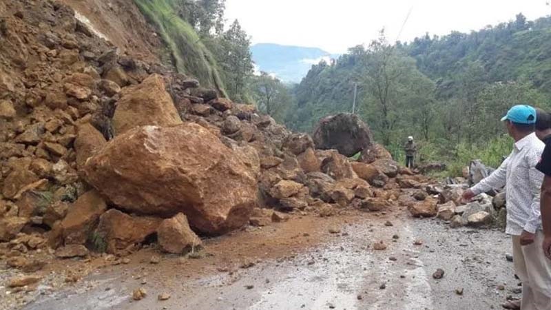 बुद्धसिंह मार्गको नाल्दीघाटको पहिराे अझै हटेन