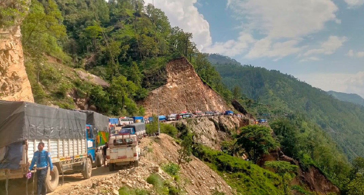 देवीघाट-गल्छी सडक अवरुद्ध