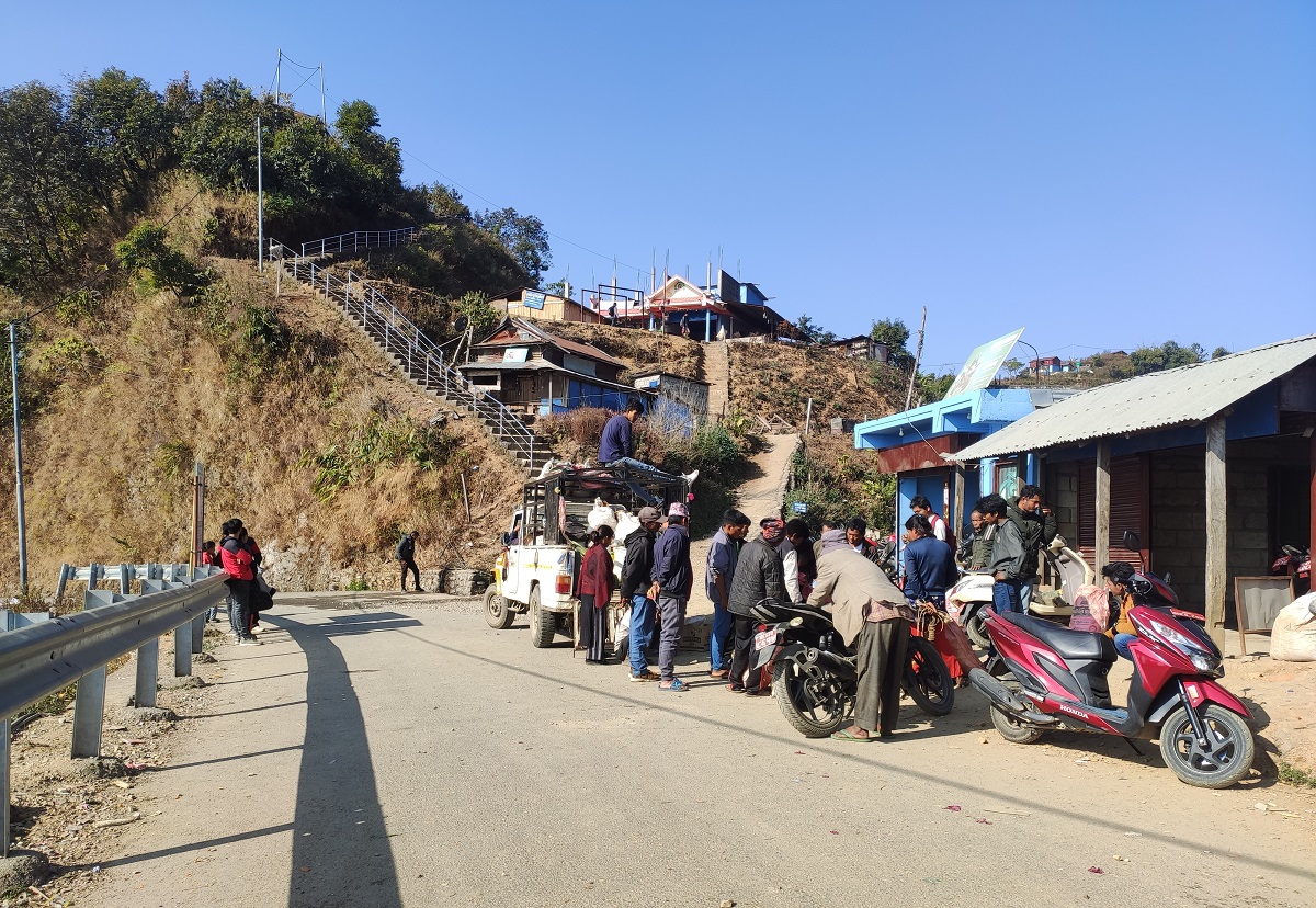 नौला मान्छे देख्दा भाग्ने चेपाङलाई बरदान बन्दै सडक