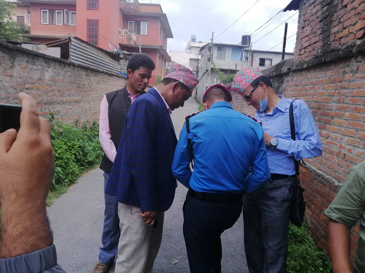 'कर्फ्यू' लगाएर कांग्रेसको बैठक, दुई घण्टा सडकमै उभ्याइए जिल्ला सभापति