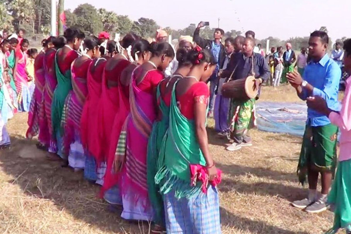 दसैँमा नृत्य देखाउन भारतीय सन्थाल समुदाय झापामा