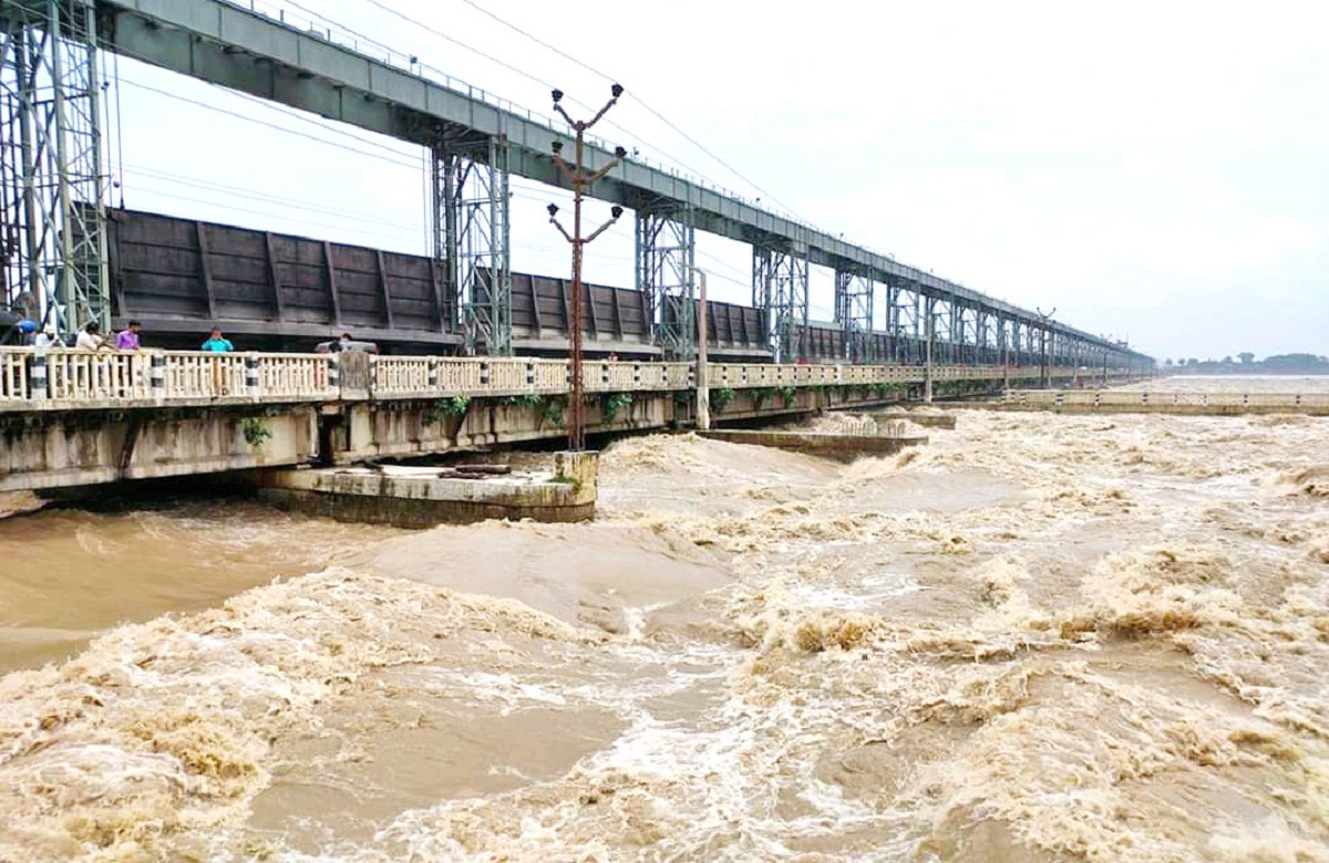 सप्तकोशीमा पानीको बहाबले खतराको तह नाघ्यो, कोशी ब्यारेजका ५६ वटै ढोका खोलिए