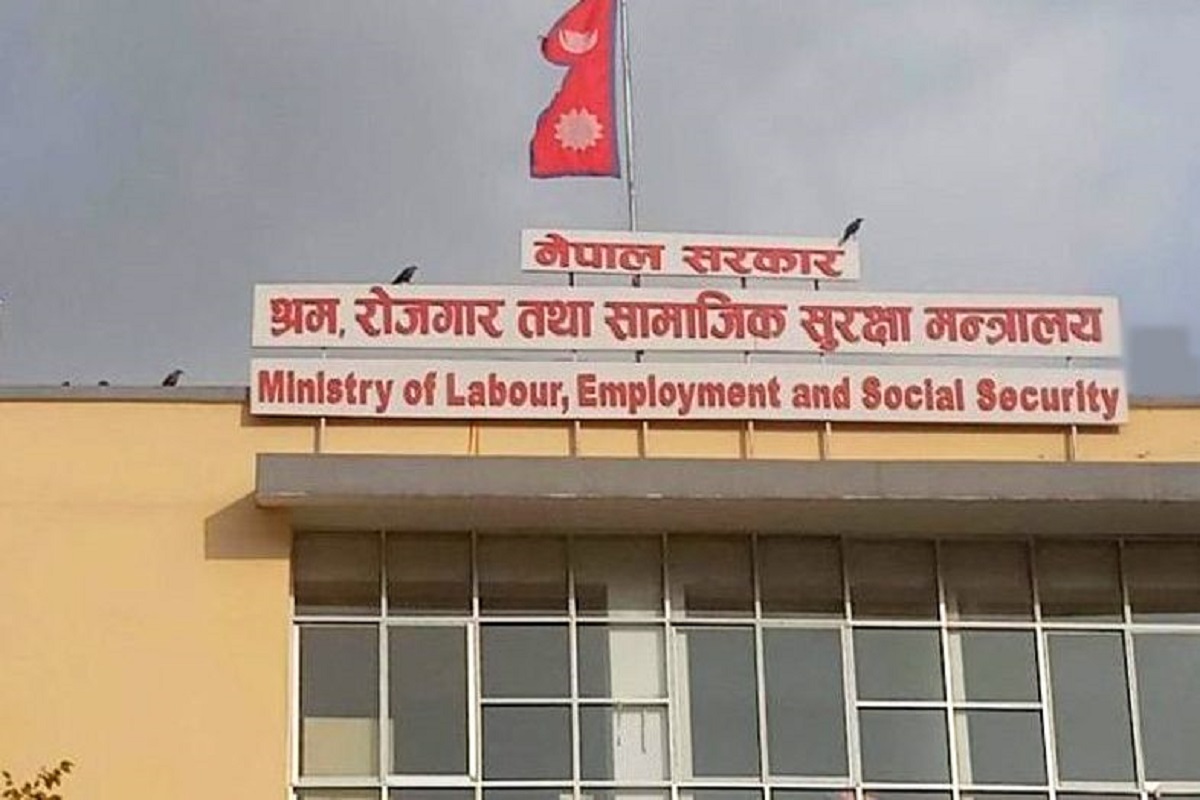 श्रममन्त्रीसँग श्रमिकको गुनासो : 'क्यानाडा लैजाने भन्दै छ लाख ठगे'