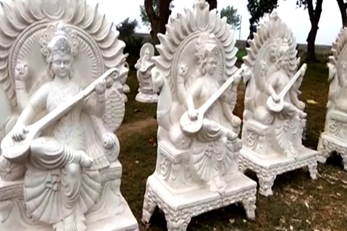 सरस्वतीको मूर्तिमा सिप खन्याउँदै कुमाल समुदाय
