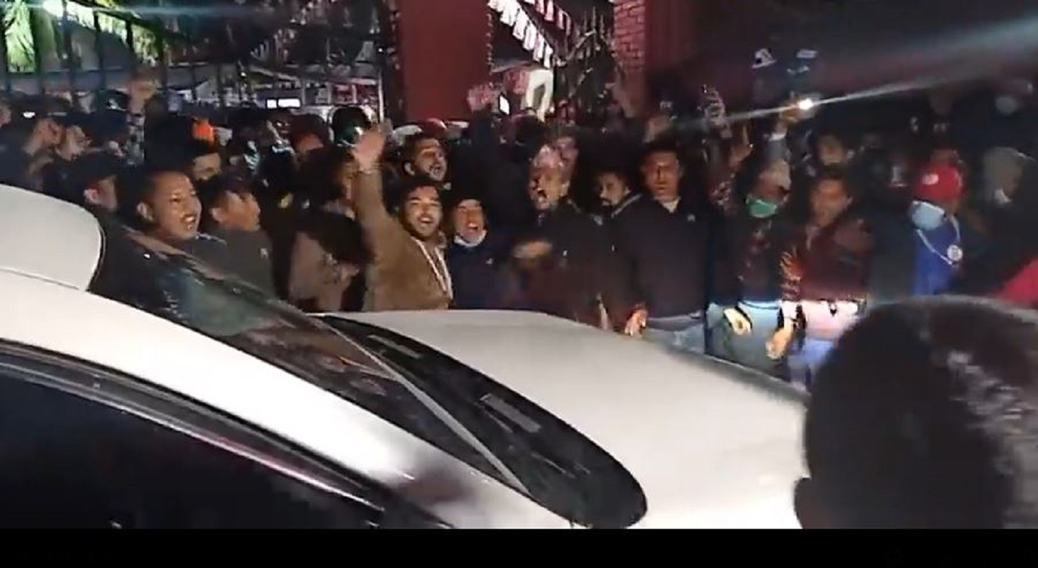 ओली पक्षको नाराबाजी : 'आई लभ यु केपी बा'देखि 'लड्डुलाल मुर्दावाद'सम्म