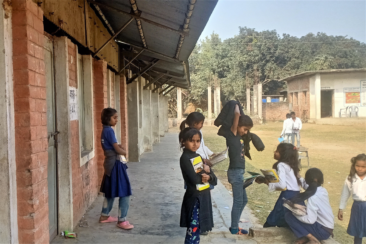दुई शिक्षकको भरमा विद्यालय, डेढ सय विद्यार्थी एउटै कक्षामा