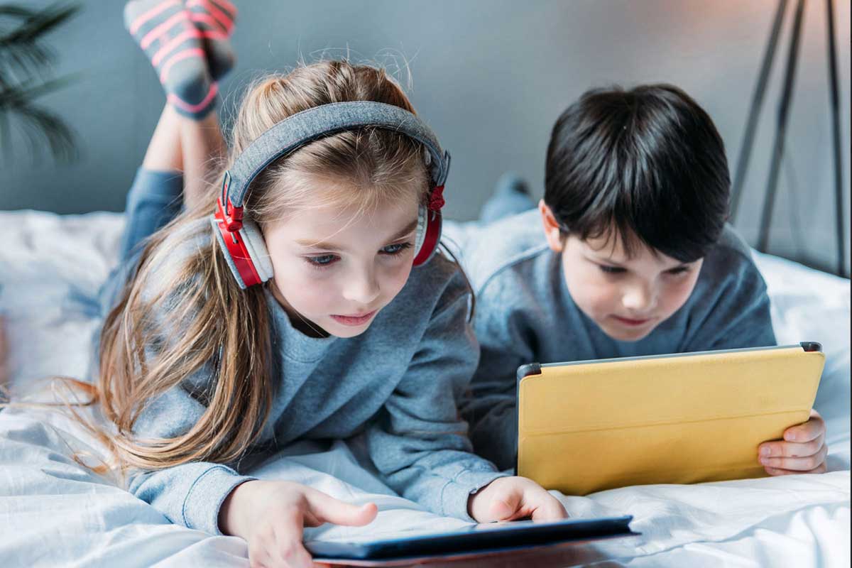 स्क्रिनमा लिप्त हुँदै बालबालिका, कसरी छुटाउने लत?