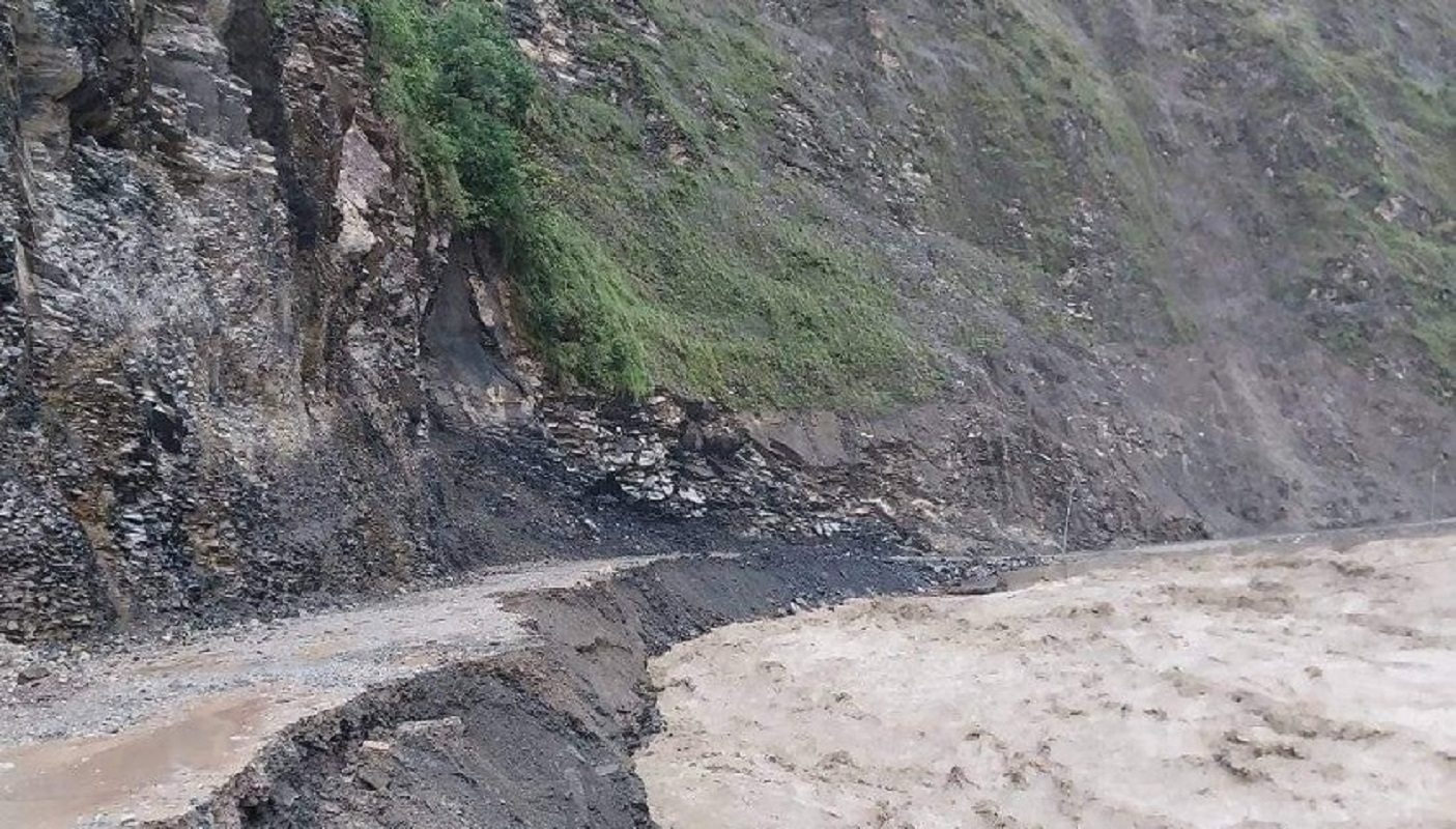 बझाङमा सेती नदीले सडक कटान गरेपछि यातायात बन्द