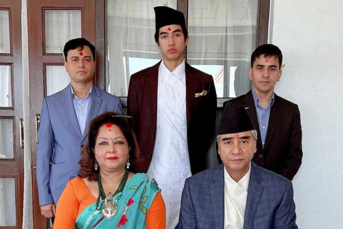 प्रधानमन्त्री देउवाले गुरुबाट थापे विजयादशमीको टीका