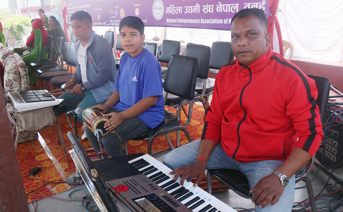 दोहोरी साँझमा मादल बजाएर कमाउँछन् यी किशोर