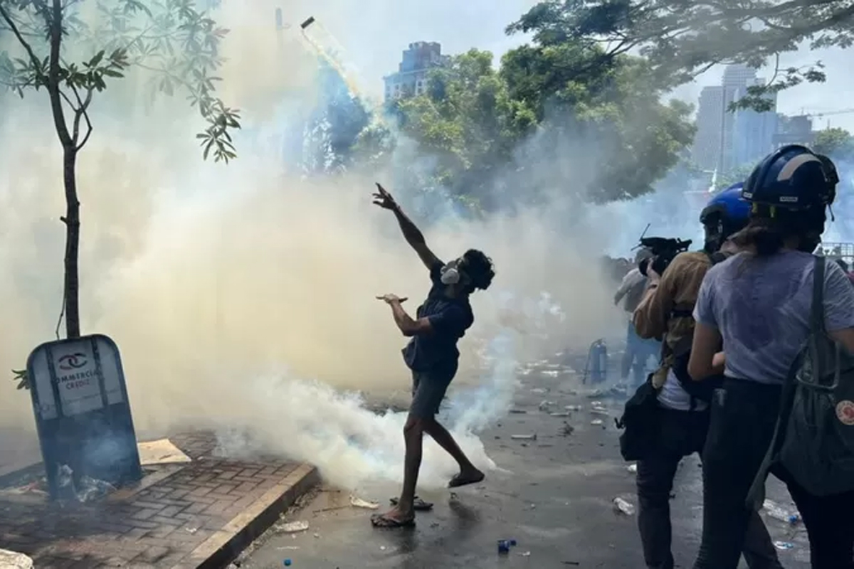 श्रीलंकामा आपतकाल : प्रदर्शनकारी थप आक्रामक बन्दै [तस्बिरहरू]