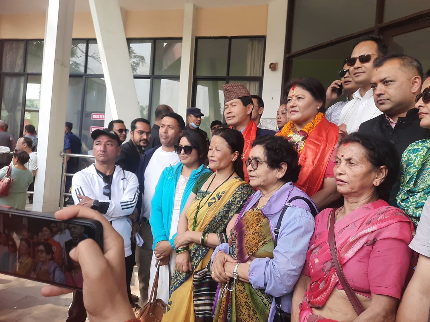 गगन र प्रकाशमानलाई साक्षी राखेर सिर्जनाले गराइन् उम्मेदवारी दर्ता