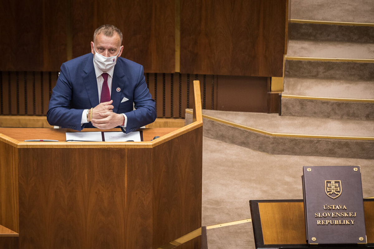 स्लोभाकियाका सभामुख र रक्षा मन्त्रीलाई संक्रमण