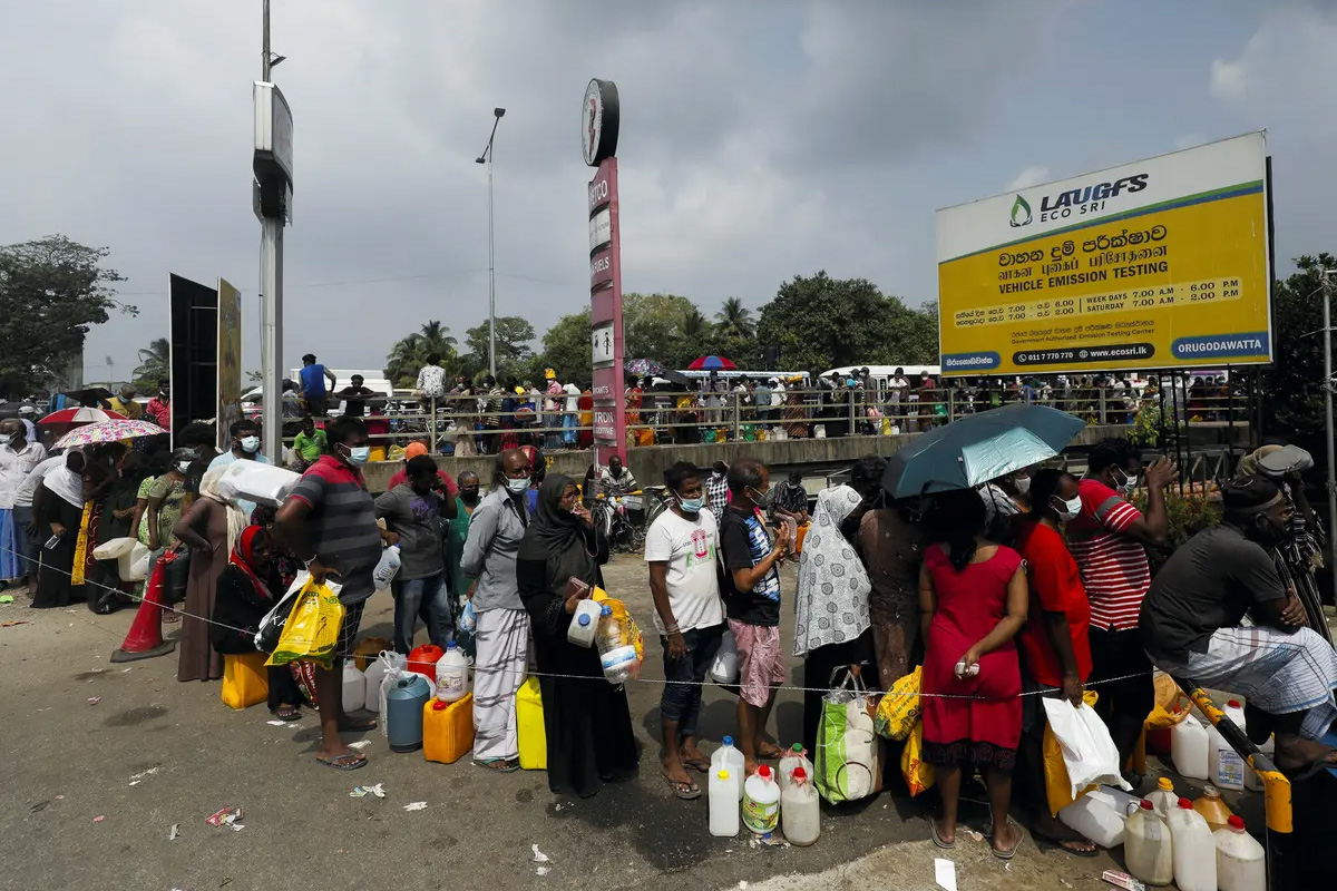 श्रीलंकाका पेट्रोल पम्पमा सेना परिचालन, इन्धन भर्न घण्टौं लाइन