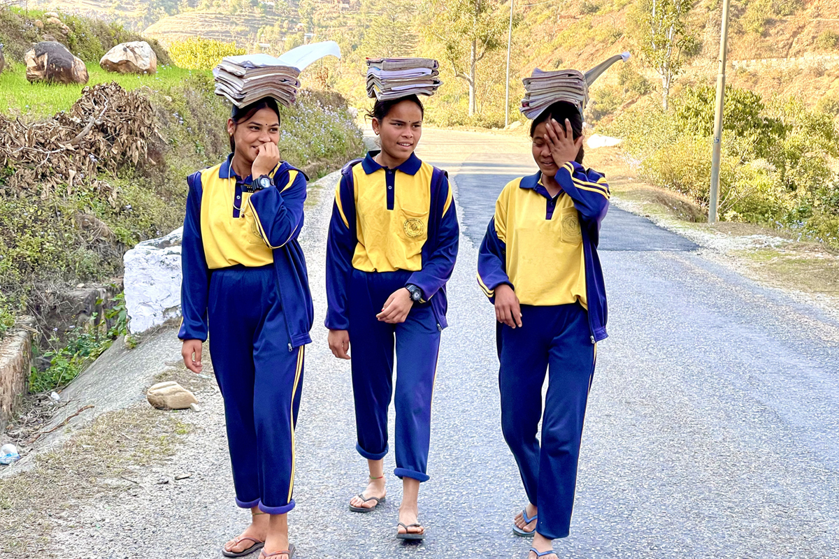 झोला छैन, किताब टाउकामा