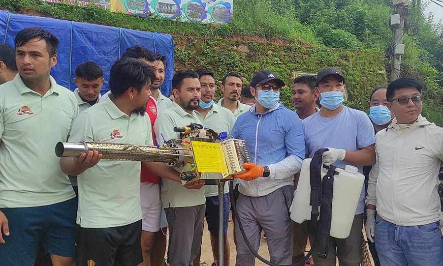 पर्यटनमन्त्रीले भोजपुरमा बाँडे लामखुट्टे धपाउने एयरगन