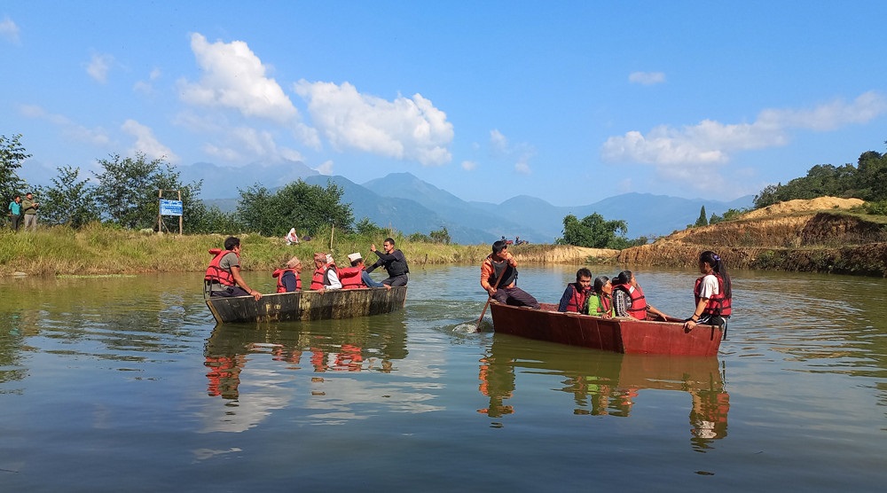 रिचार्ज पोखरीमा डुंगा सयरसँगै माछापालन