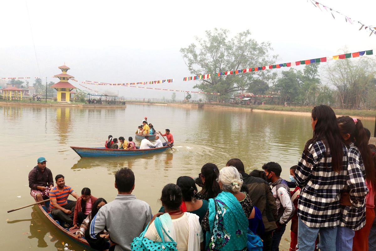रामपुरको तालपोखरामा डुंगा चढ्नेको घुइँचो