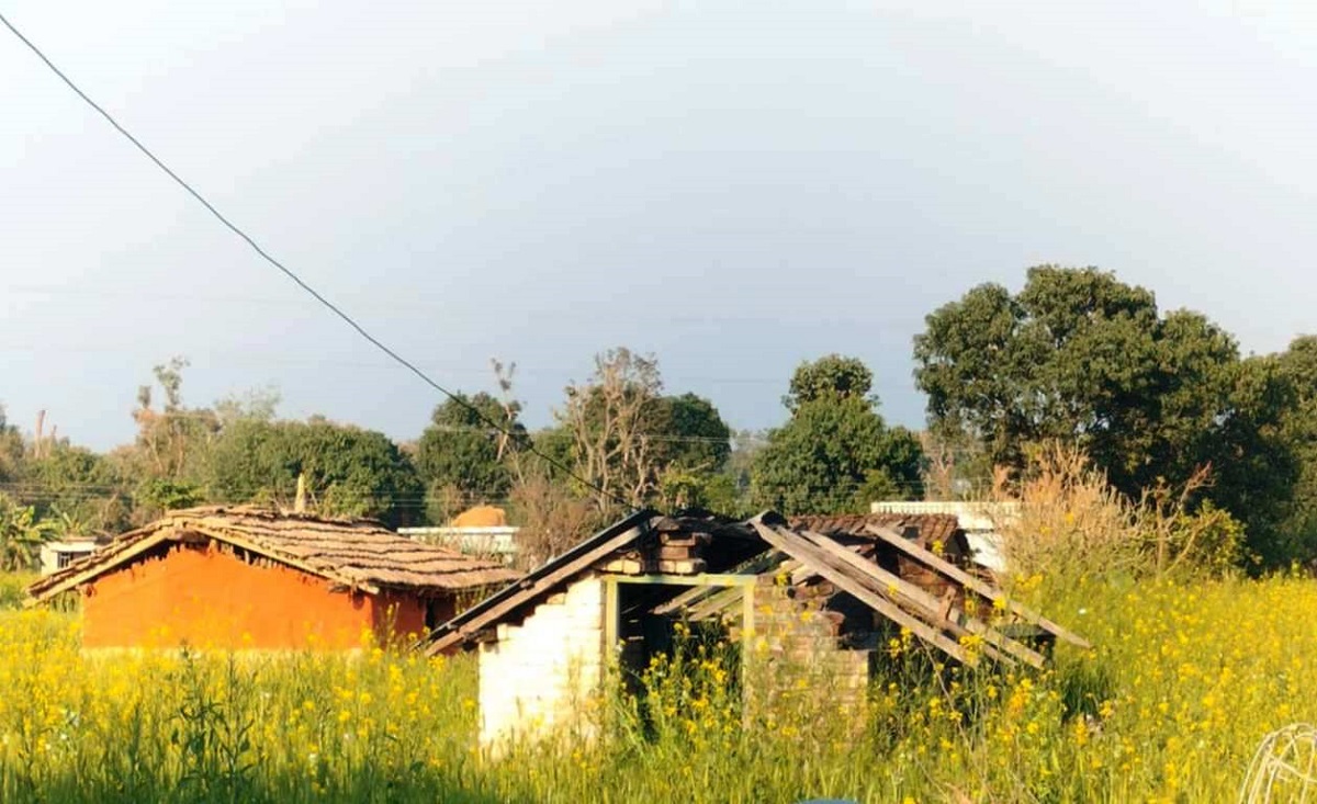 घरमा ताल्चा झुन्ड्याएर भारत लागे बादीहरू