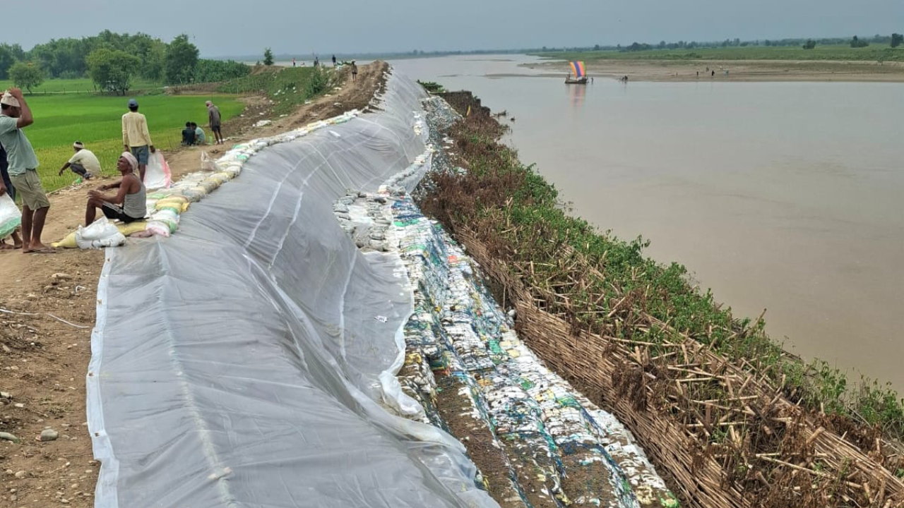राप्ती नदीमा आपत्कालीन तटबन्ध निर्माण
