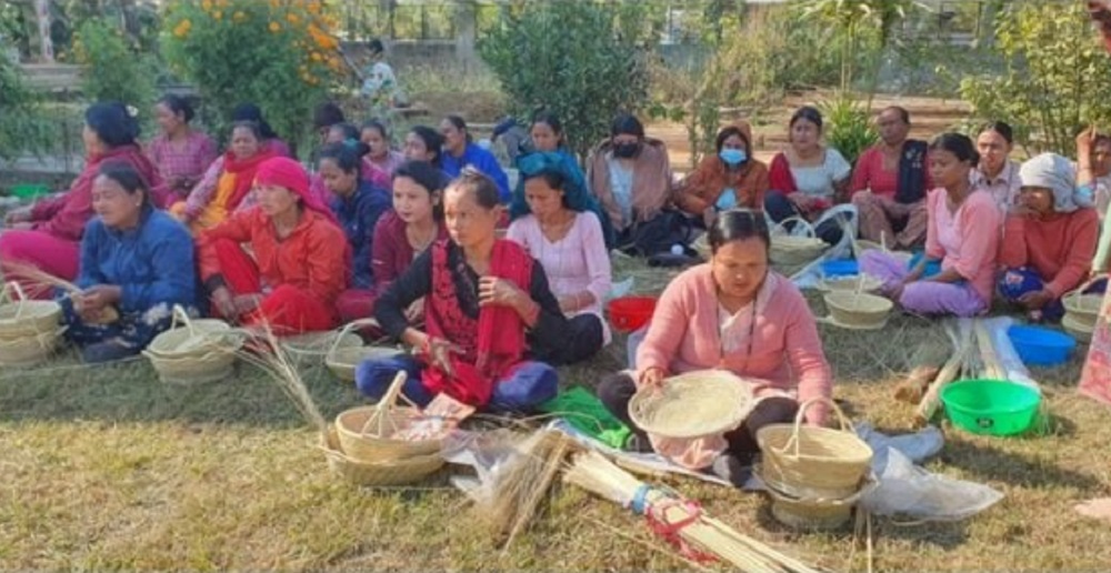 परम्परागत सामग्री बुन्न सिक्दै चितवनका थारु महिला