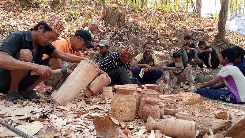 ठेकी नबिक्दा चिन्तामा लमजुङका व्यवसायी