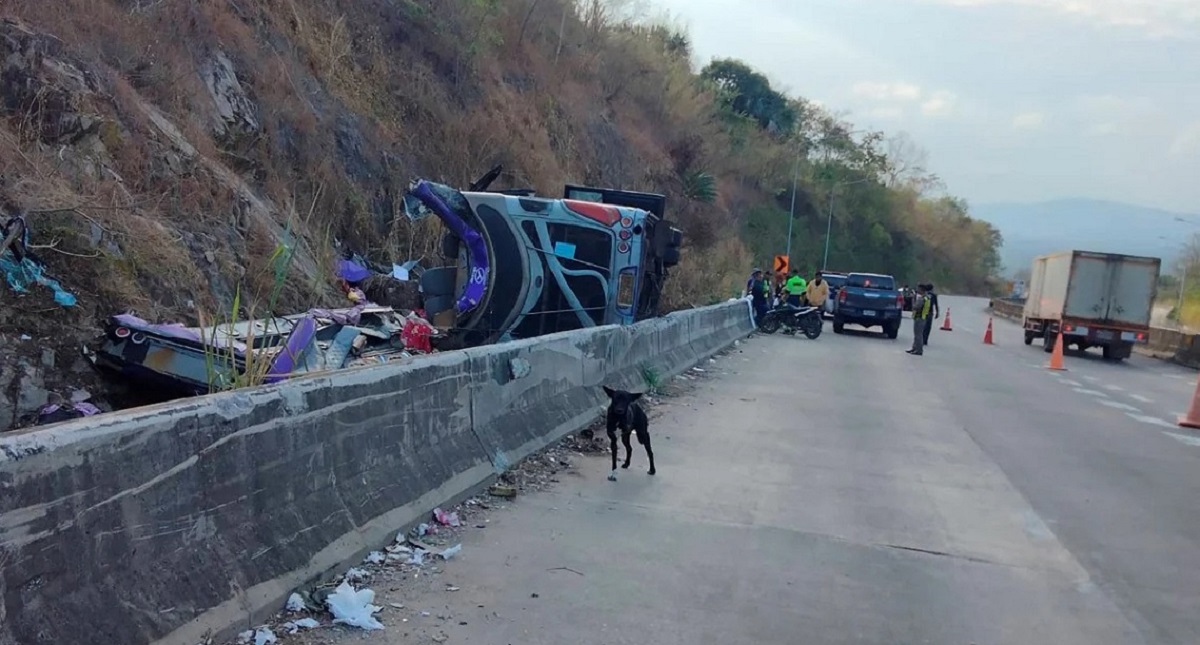 थाइल्याण्डमा बस दुर्घटना, १८ जनाको मृत्यु