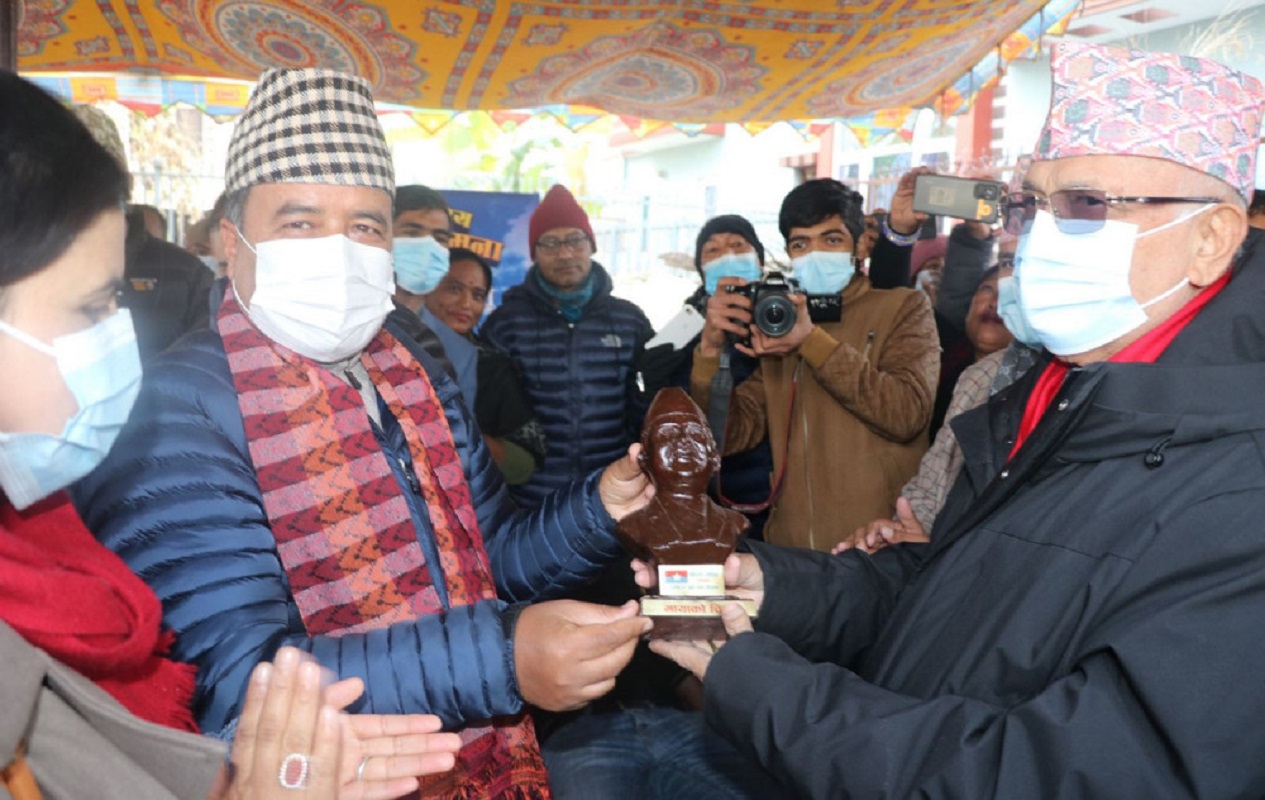 कोरोना प्रोटोकलप्रति ओलीको हेलचक्र्याइँ, 'पोजेटिभ' भएपनि पुगे सार्वजनिक रक्तदानमा