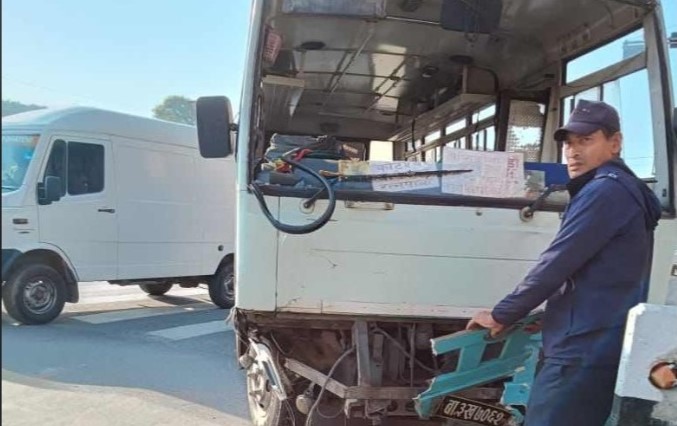 तीनकुनेमा बसले मोटरसाइकल र भ्यानलाई ठक्कर दिँदा एक जनाको मृत्यु