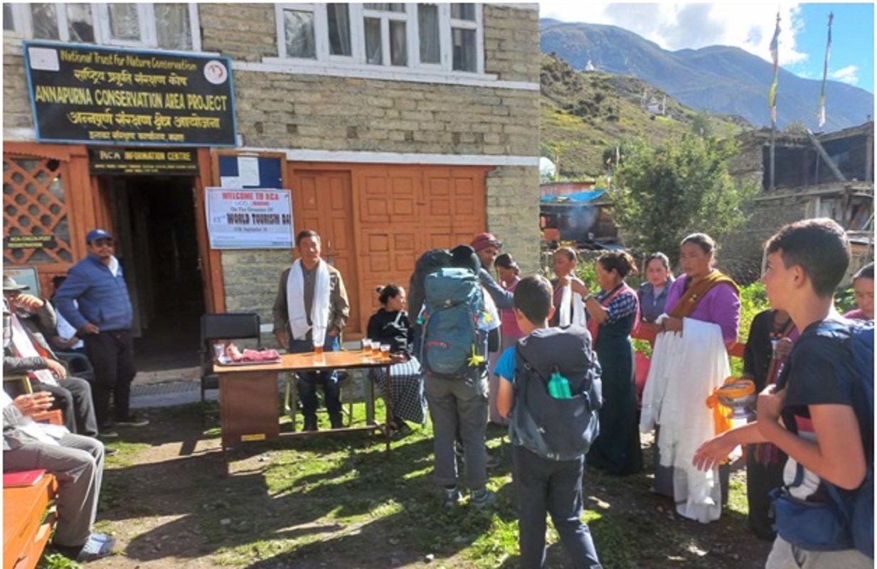 पर्यटक भित्र्याउँदै मनाङ