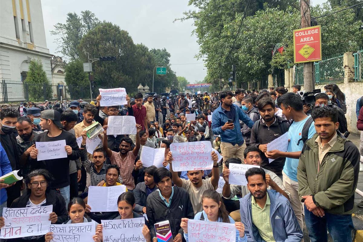 त्रिचन्द्र पुनर्निर्माणको माग गर्दै नेविसंघको प्रदर्शन