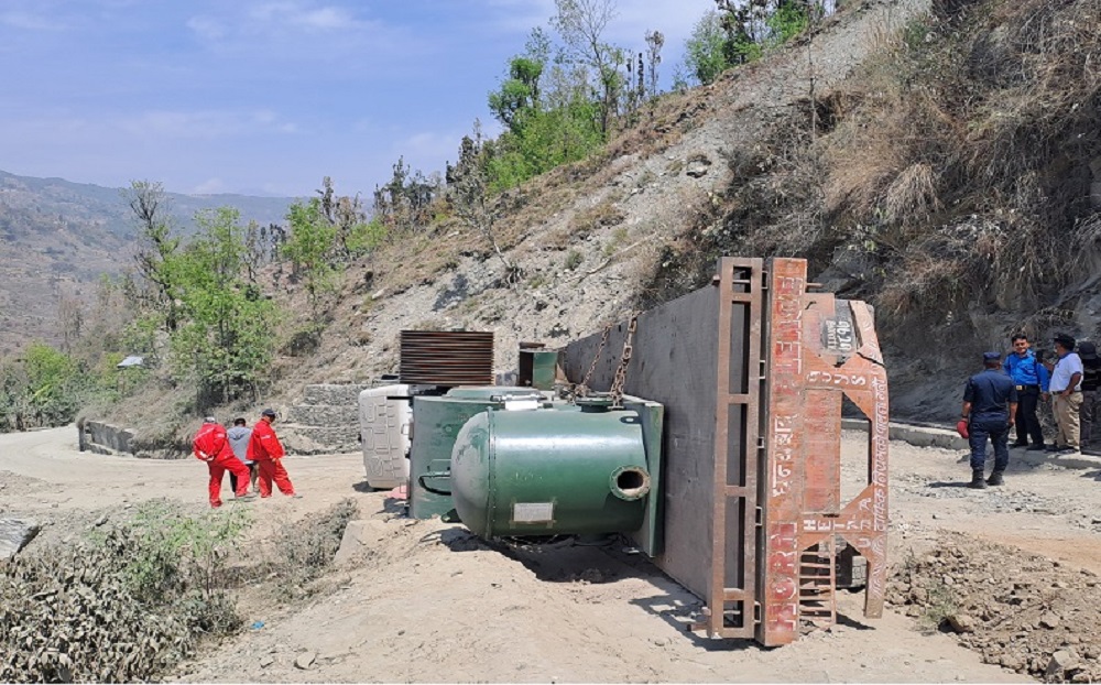 पेट्रोलियम अन्वेषणको उपकरण बोकेको ट्रक दुर्घटना