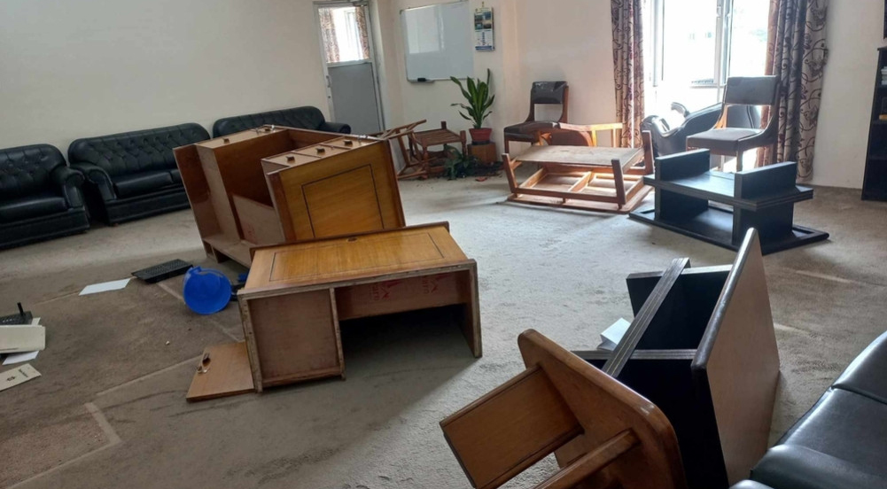 त्रिवि रेक्टरको कार्यकक्षमा नेविसंघ कार्यकर्ताले गरे तोडफोड