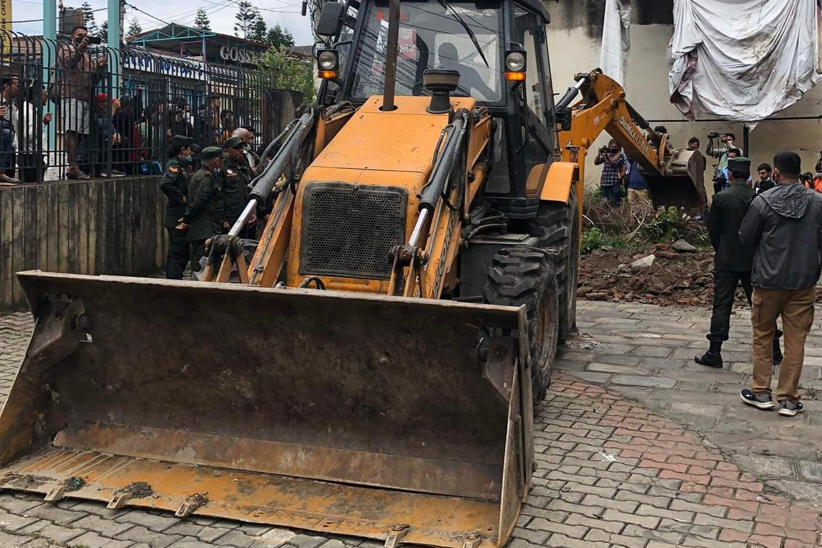 जय नेपाल हल परिसरमा डोजर चलाएपछि भेटियो टुकुचा
