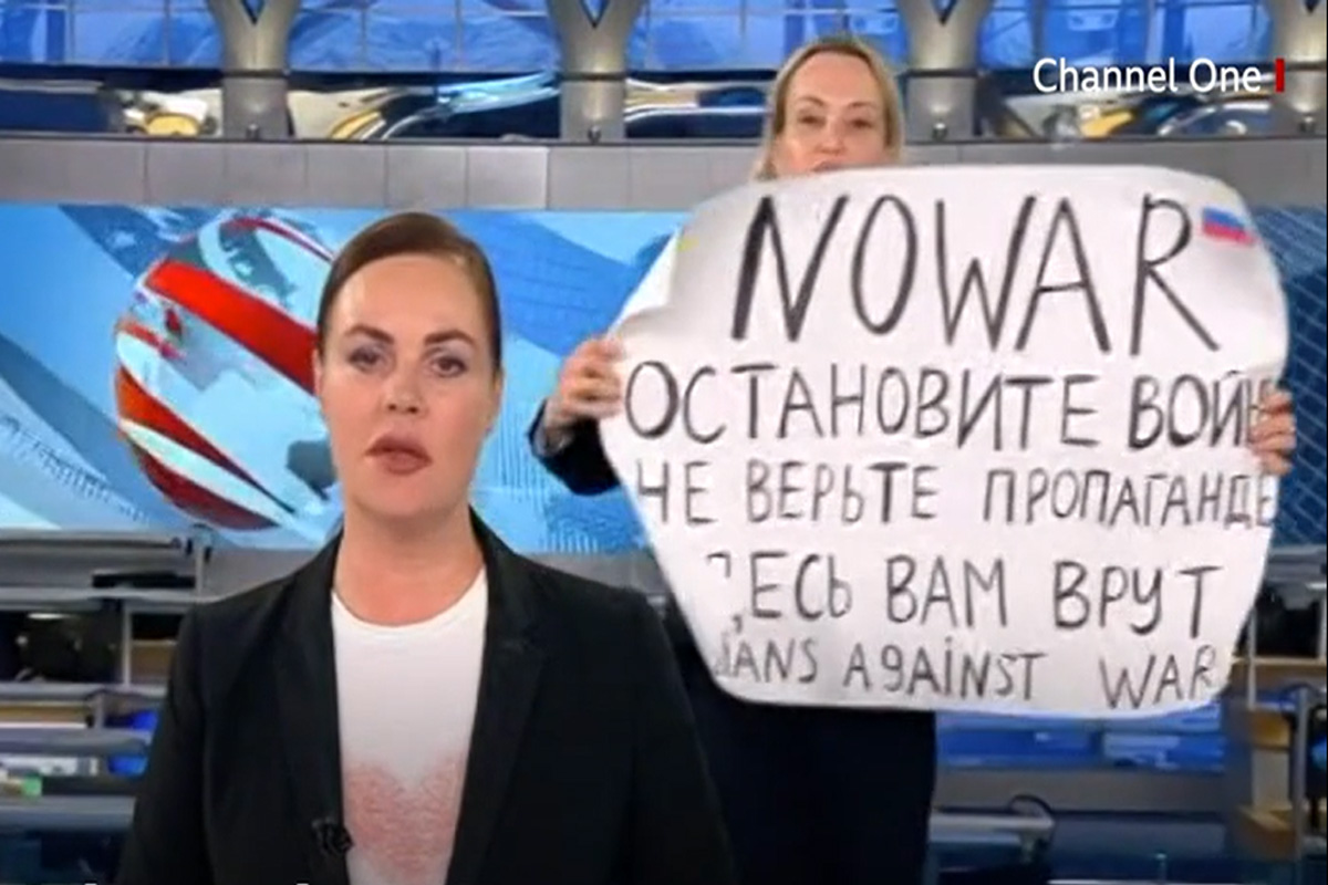 रुसको सरकारी टेलिभिजनमा युद्धको विरोध गर्ने सम्पादक पक्राउ