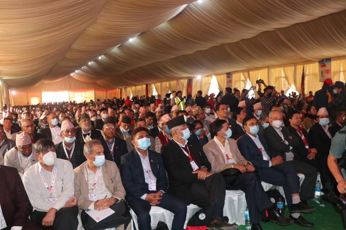 १२ तस्बिरमा एमालेको बन्द सत्र