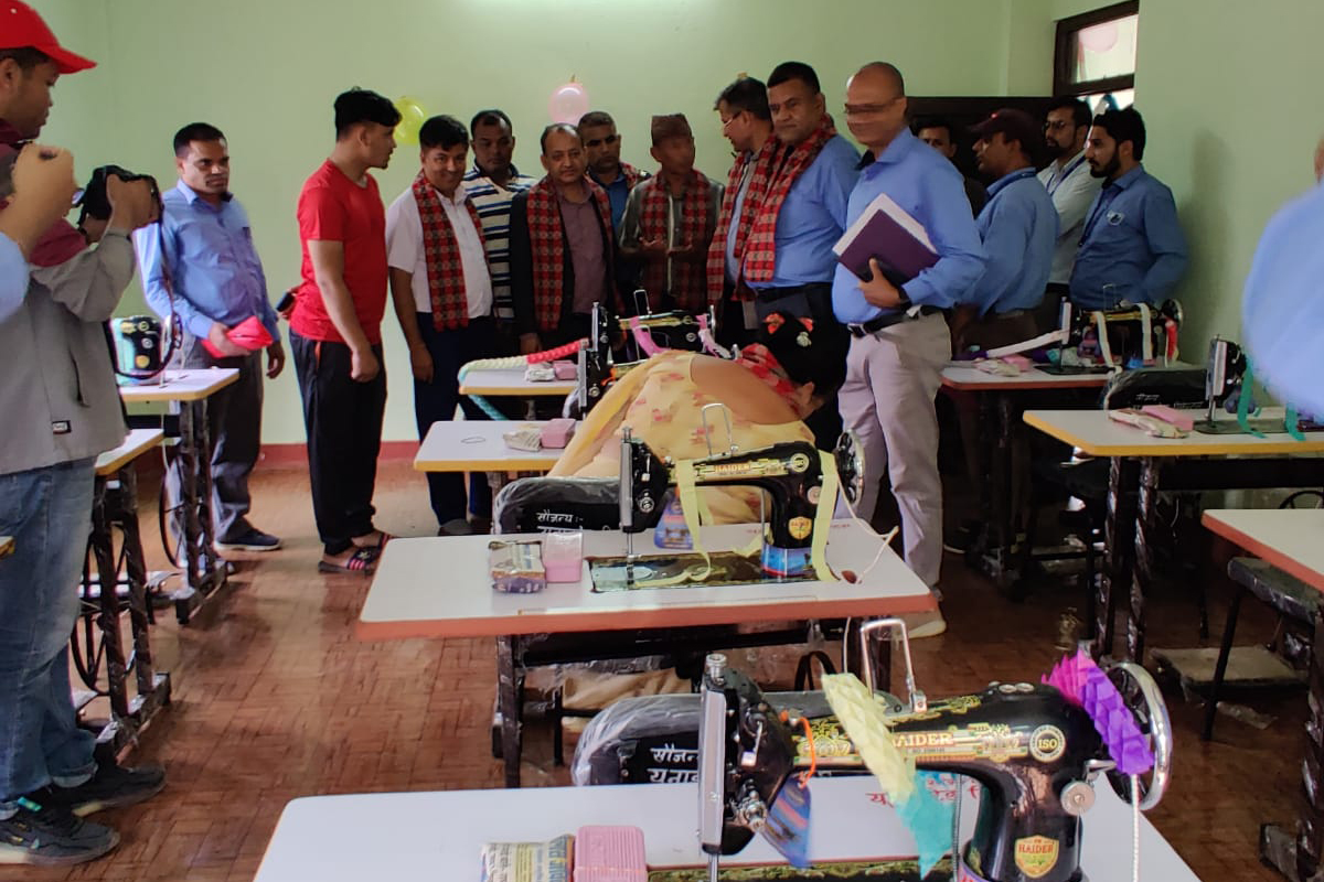 युनाइटेड सिमेन्ट्सद्वारा कम्प्युटर तथा सिलाइ मेसिन हस्तान्तरण