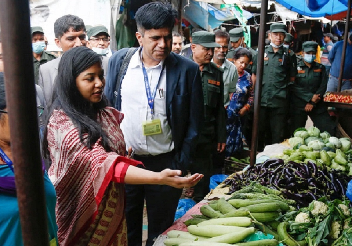 बजार अनुगमनमा निस्किइन् काठमाडौं महानगरकी उपमेयर डंगोल