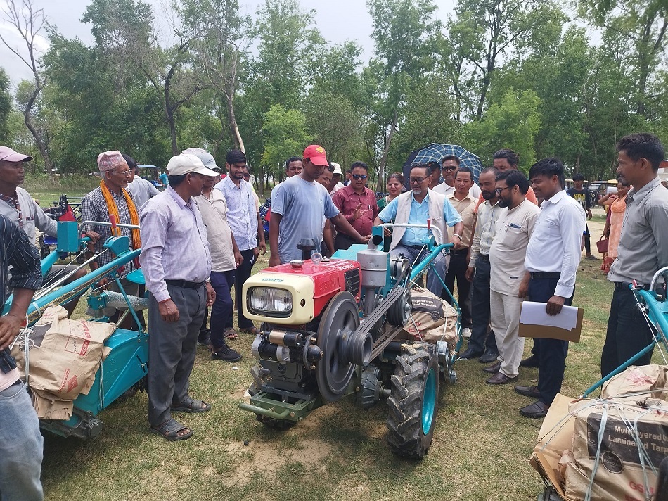 किसानलाई अनुदानमा कृषि उपकरण