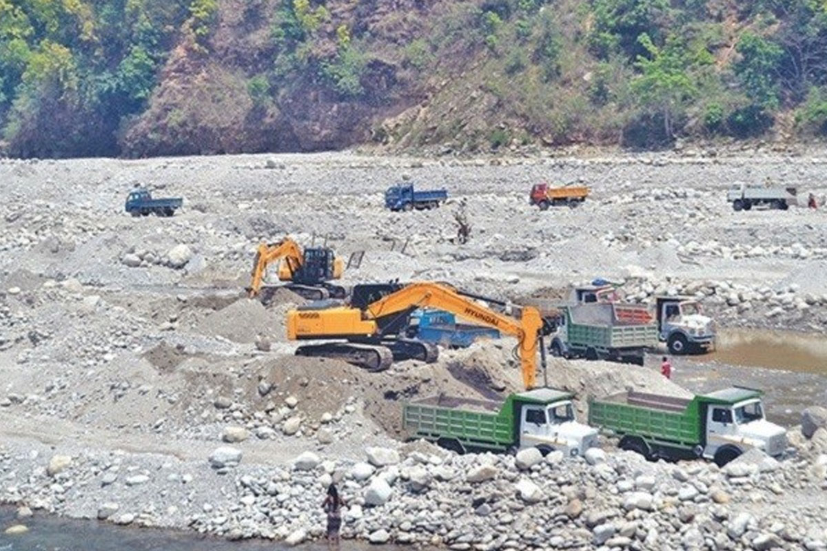 सर्लाहीमा मापदण्डविपरीत नदीजन्य पदार्थको दोहन