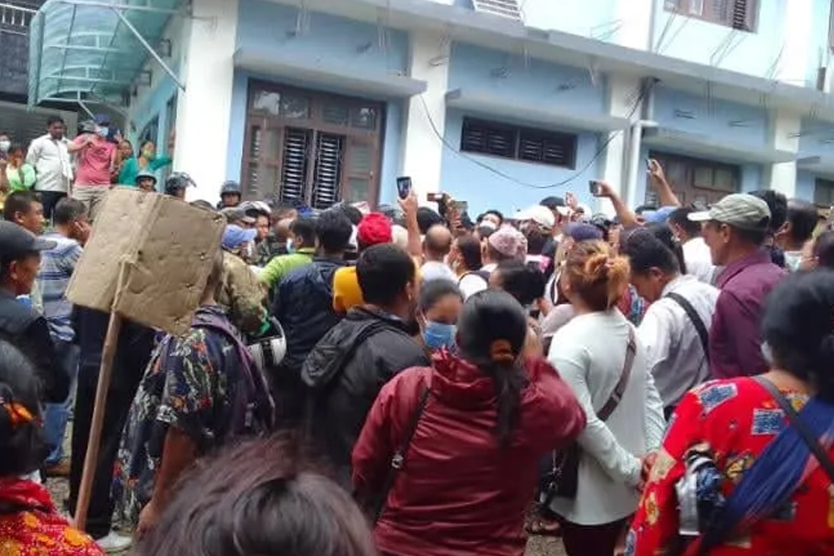 हर्क साम्पाङविरुद्ध किन खनियो भिड?