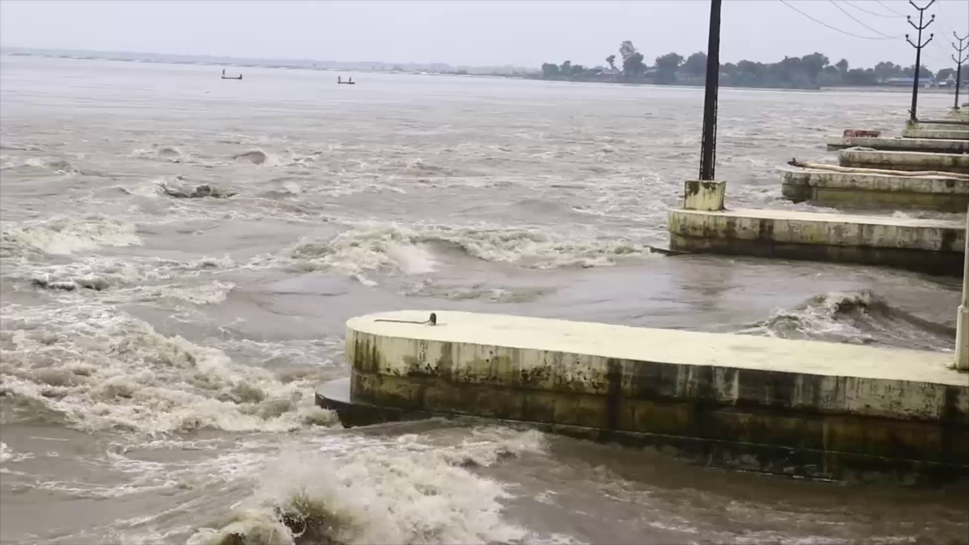 सप्तकोसीमा वर्षकै उच्च बहाव, ३५ वटा ढोका खुला [११ तस्बिरमा]