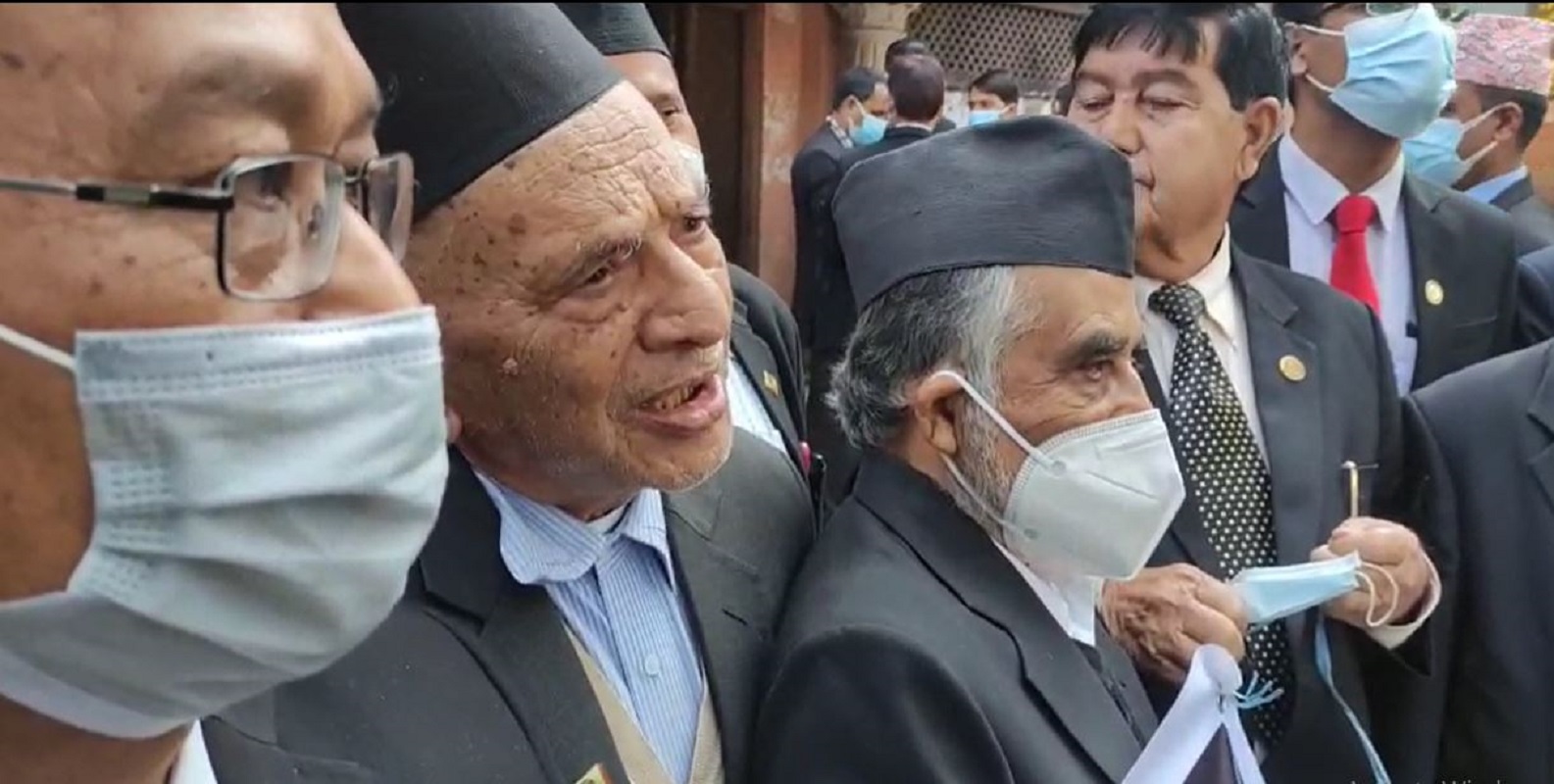 बार परिसरमा वकिलहरुको कालो पट्टी भर्सेस सेतो पट्टी
