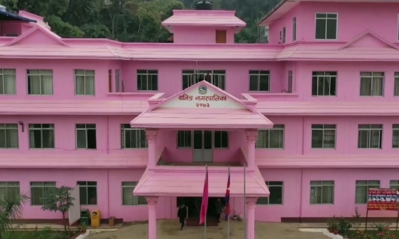 अव्यवस्थित तार हटाउन वालिङ नगरपालिकाको निर्देशन
