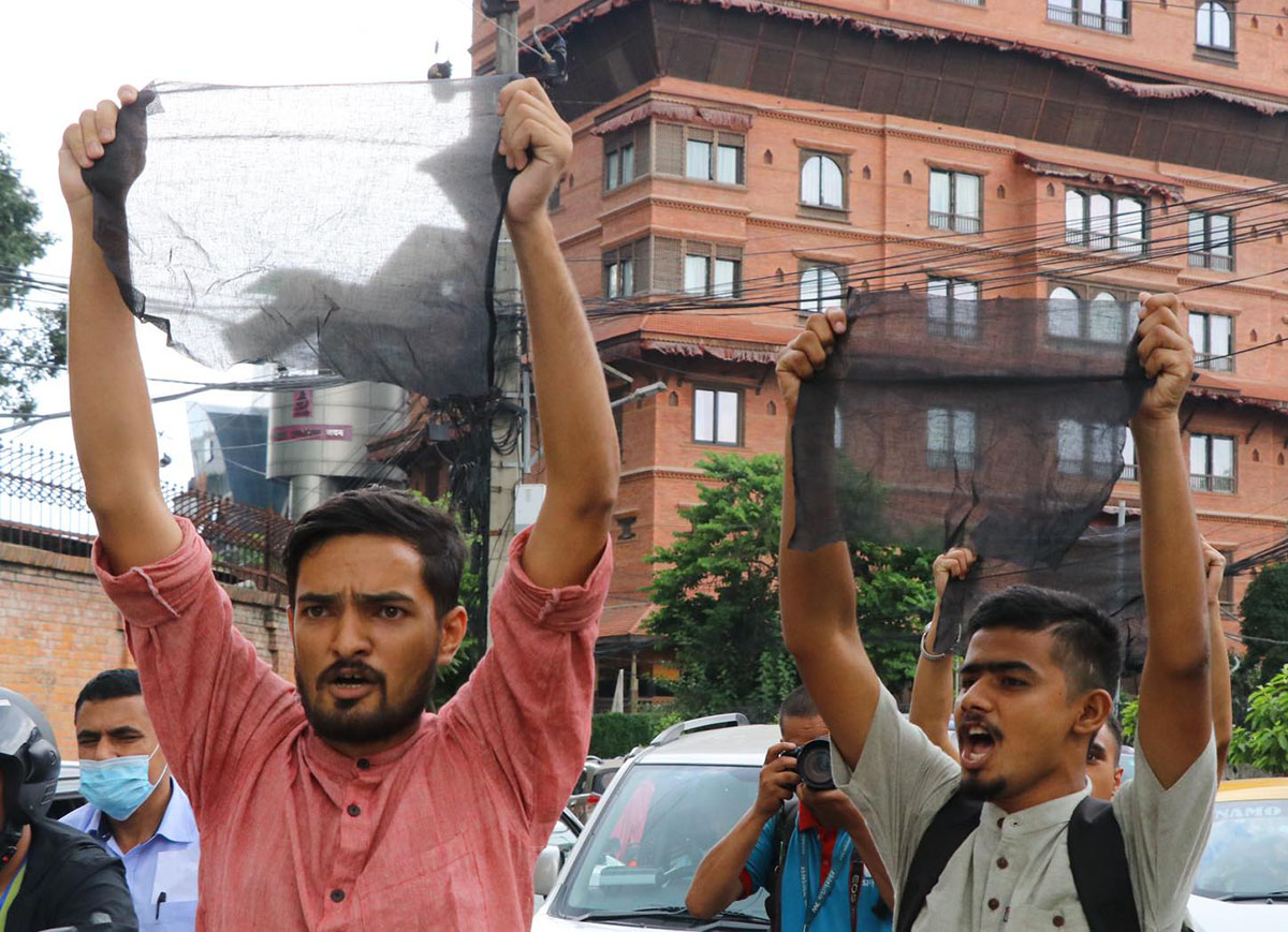 अर्थमन्त्रीको राजीनामा माग्दै सडकमा उत्रिएका युवा संघका कार्यकर्ता पक्राउ