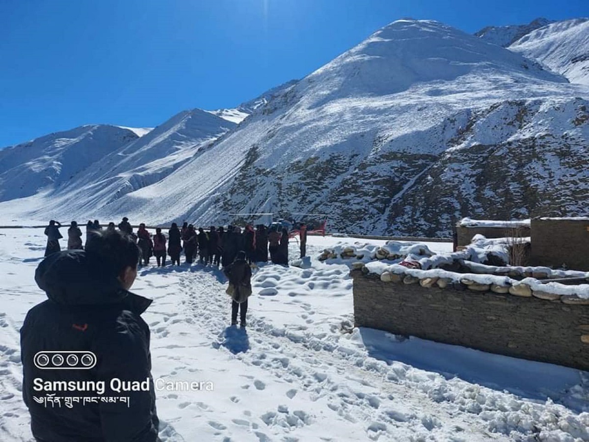 हिउँले सडक अवरुद्ध, हेलिकोप्टरमार्फत सुत्केरीको उद्धार